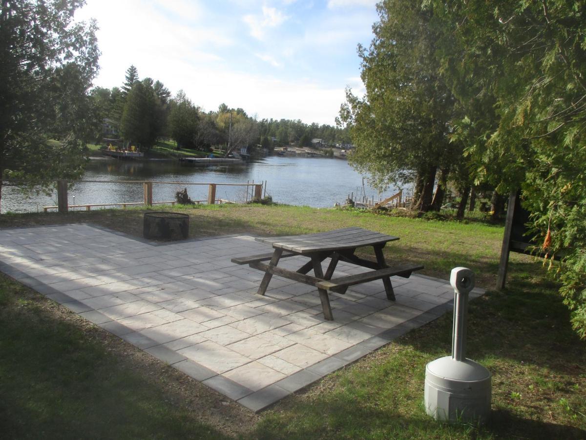 Sauble River Marina And Lodge Resort Сабъл Бийч Екстериор снимка