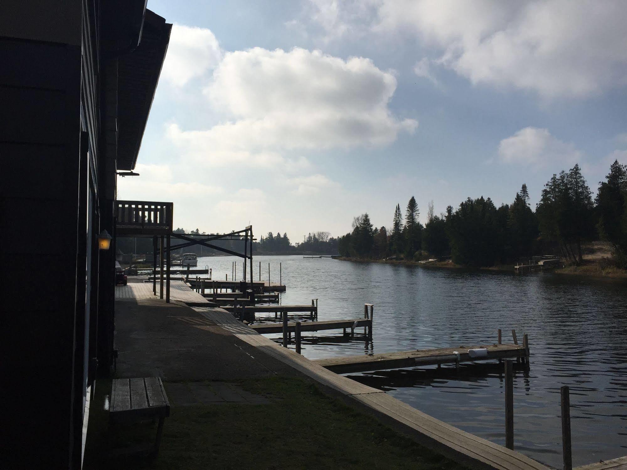 Sauble River Marina And Lodge Resort Сабъл Бийч Екстериор снимка