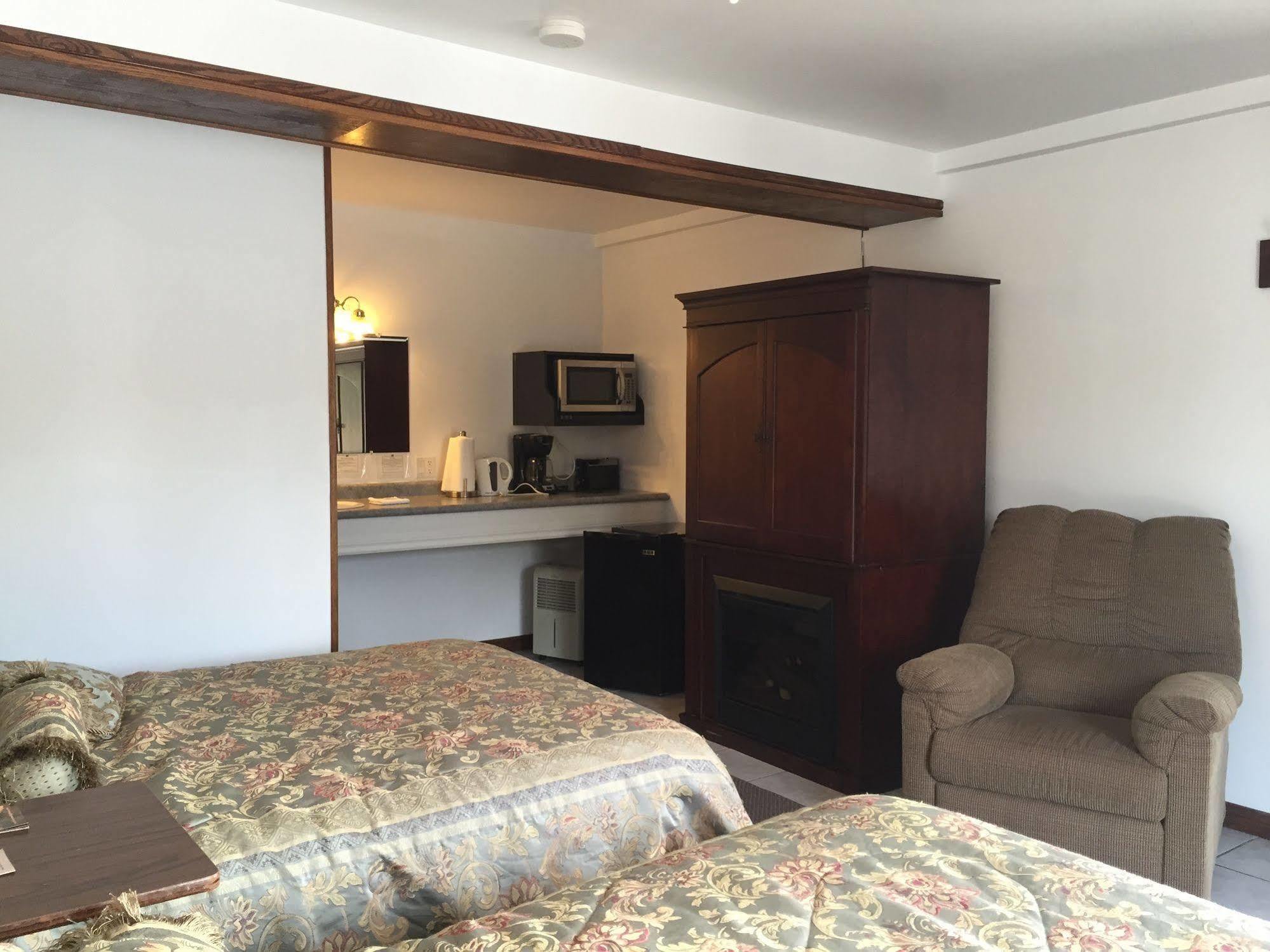 Sauble River Marina And Lodge Resort Сабъл Бийч Екстериор снимка