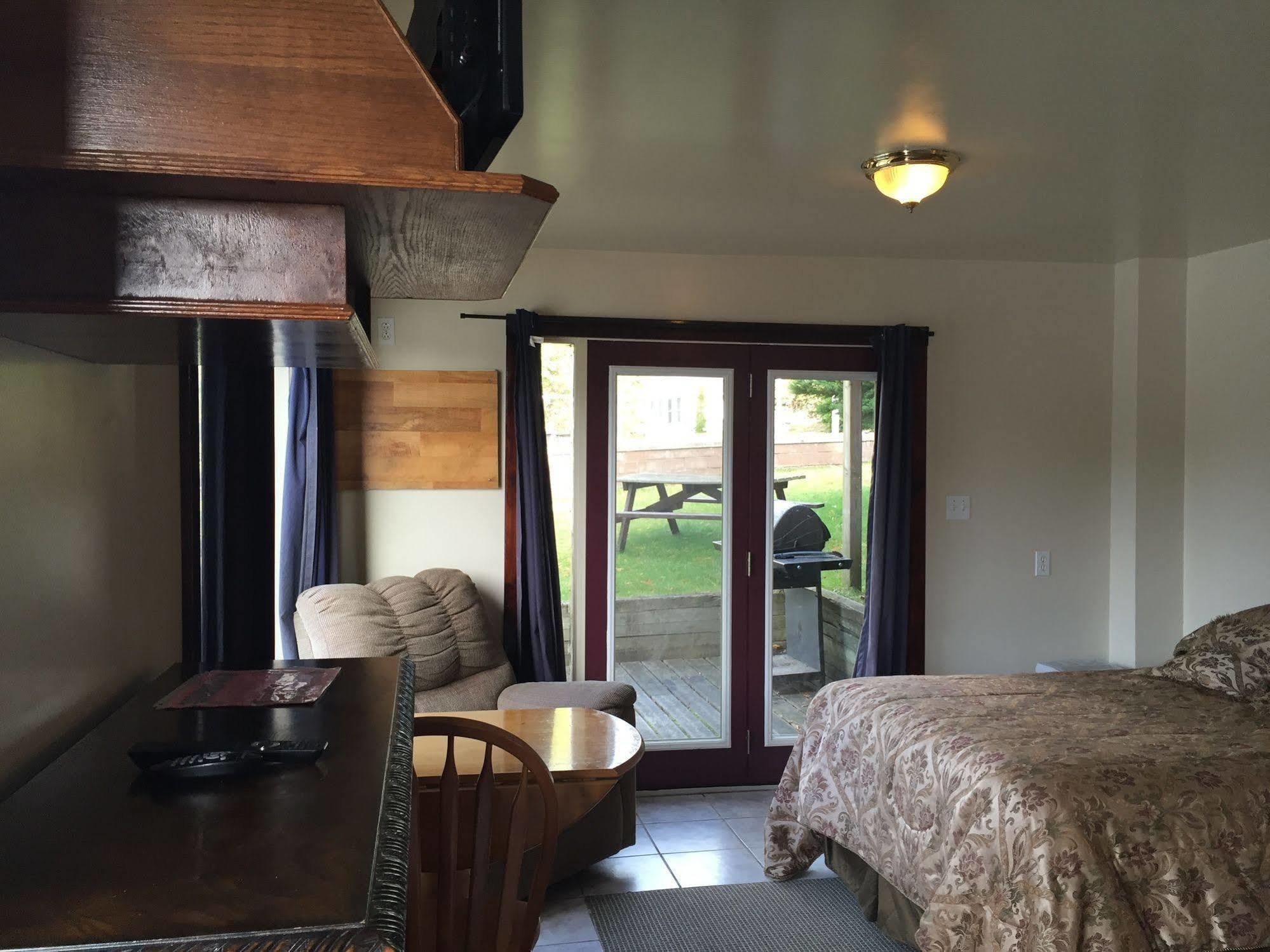 Sauble River Marina And Lodge Resort Сабъл Бийч Екстериор снимка