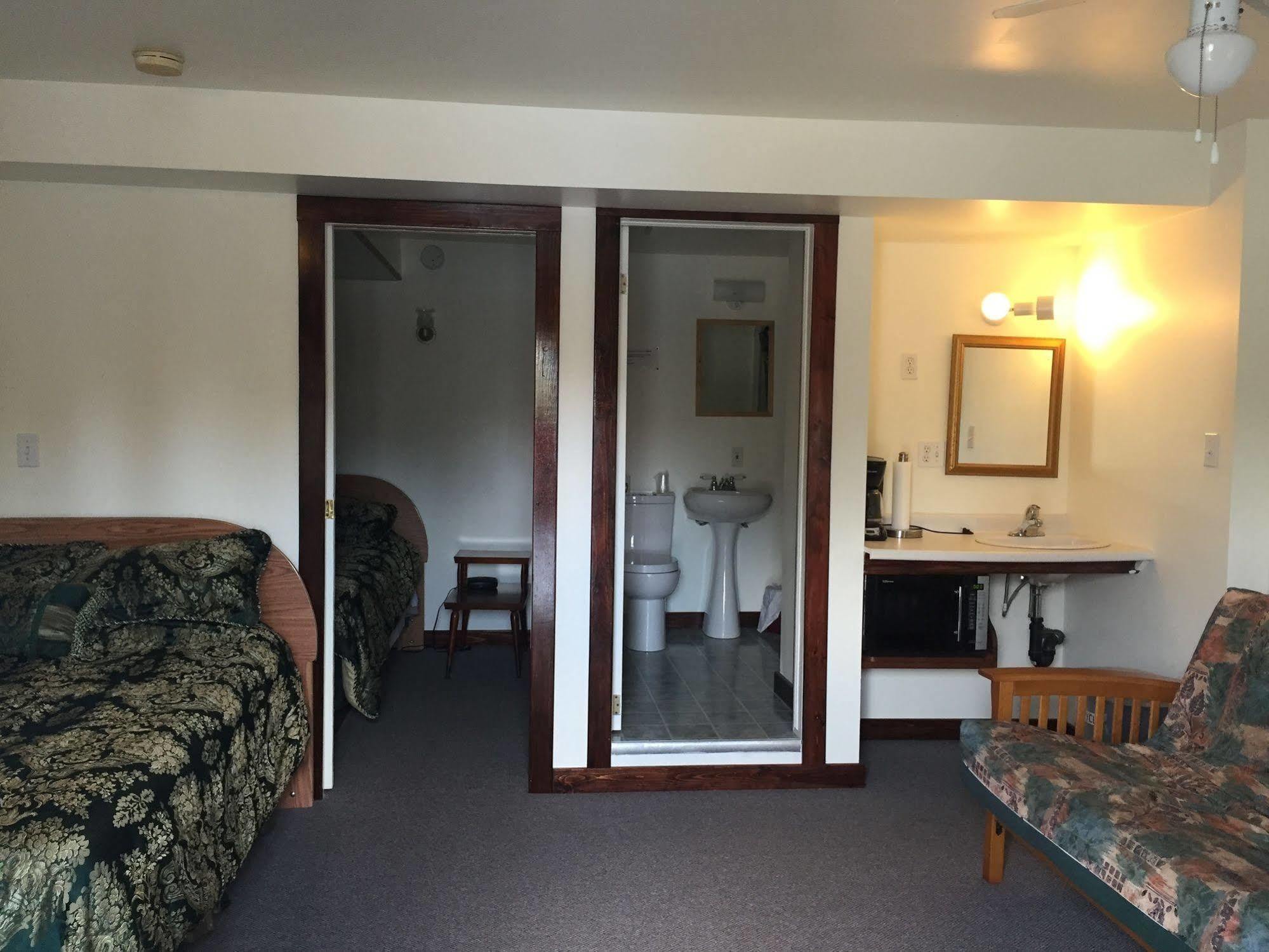 Sauble River Marina And Lodge Resort Сабъл Бийч Екстериор снимка
