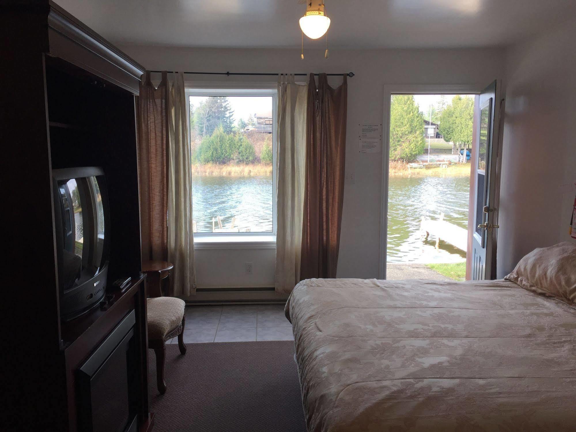 Sauble River Marina And Lodge Resort Сабъл Бийч Екстериор снимка